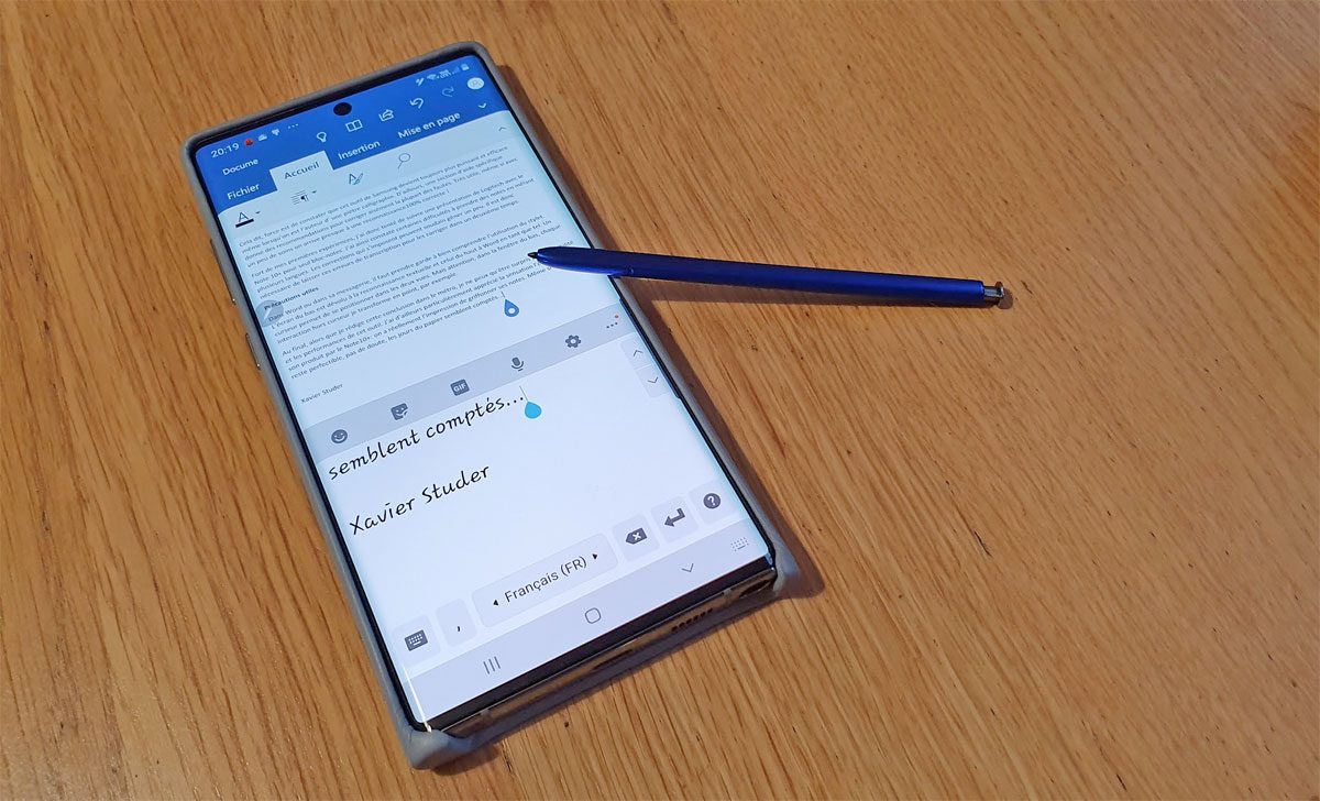 Saisie manuscrite: le Samsung Note 10+ sur le gril. Saisie manuscrite: le Samsung Note 10+ sur le gril.