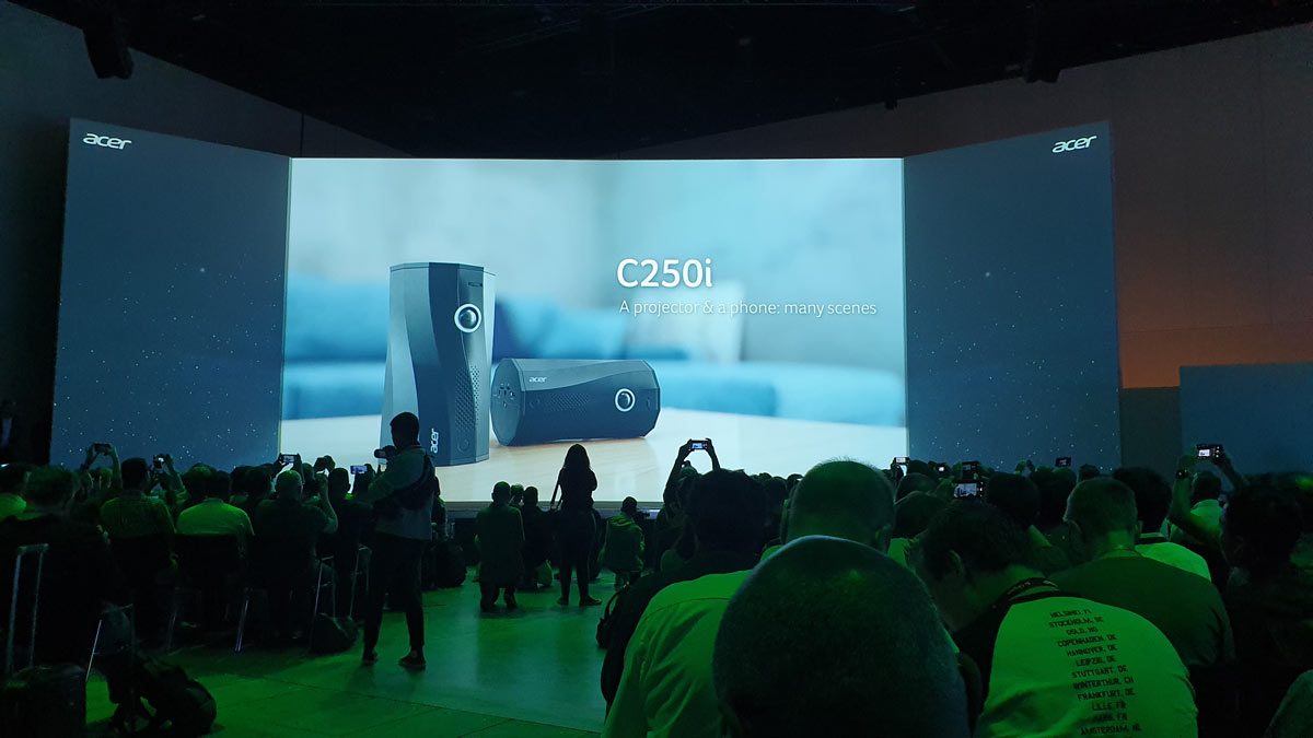 L'Acer 250i: un micro-projecteur portrait et paysage, également enceinte audio. L'Acer 250i: un micro-projecteur portrait et paysage, également enceinte audio.