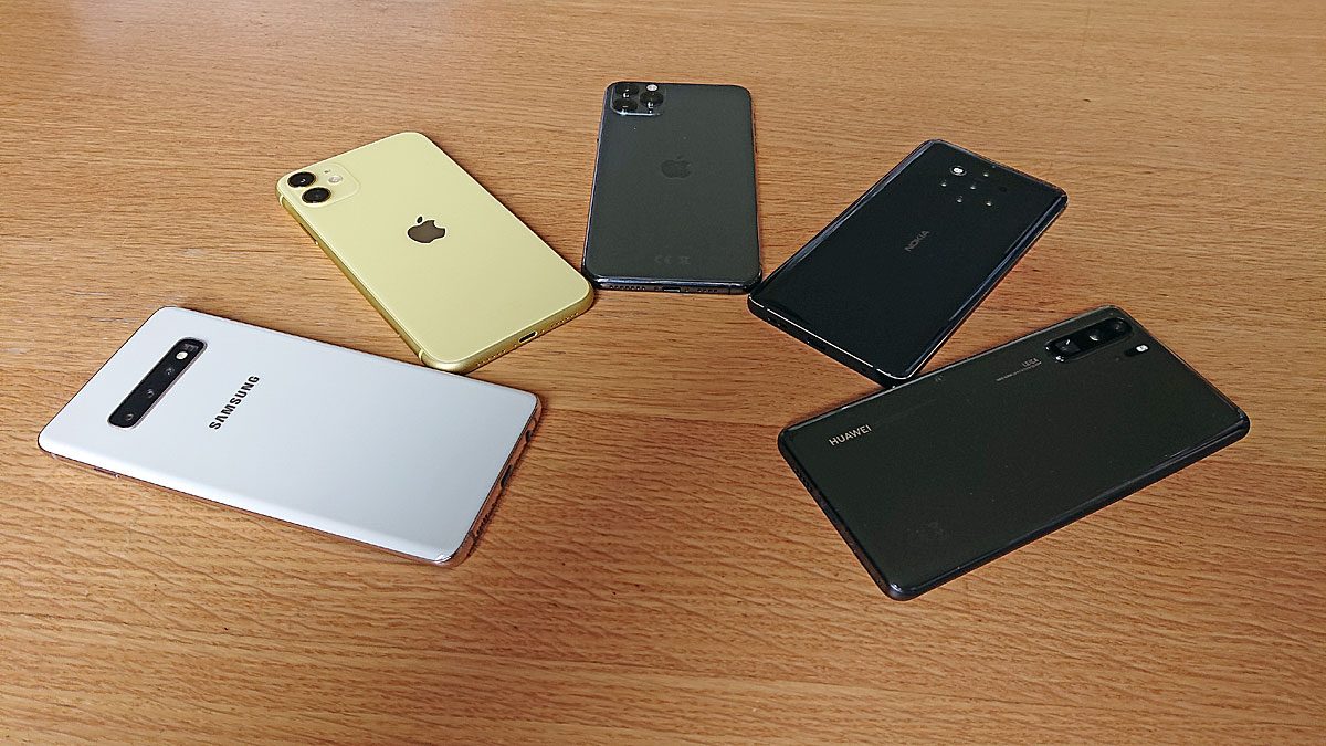Samsung Galaxy S10+ ceramic Edition, Apple iPhone 11, iPhone 11 Pro Max, Nokia 9 Pureview et Huawei P30 Pro sous Android 10. Samsung Galaxy S10+ ceramic Edition, Apple iPhone 11, iPhone 11 Pro Max, Nokia 9 Pureview et Huawei P30 Pro sous Android 10.