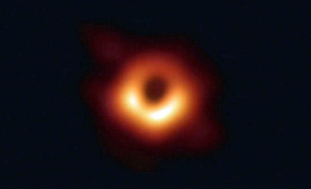 Trou noir au centre de la galaxie M87. Image: NASA.