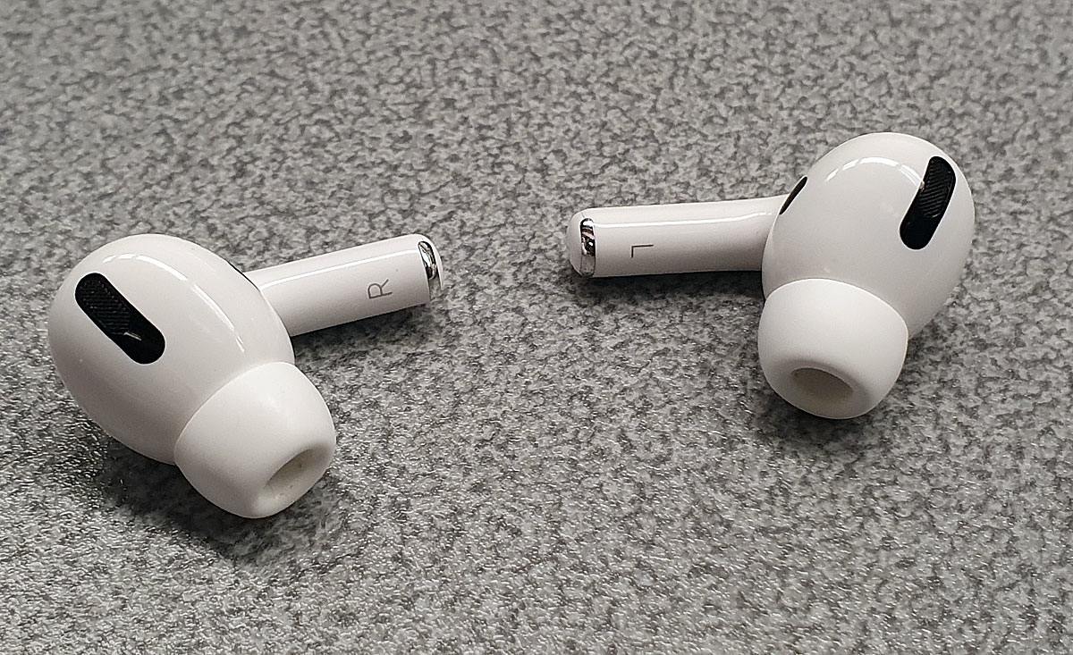 Apple AirPods Pro avec embouts en silicone et réduction active du bruit. Apple AirPods Pro avec embouts en silicone et réduction active du bruit.