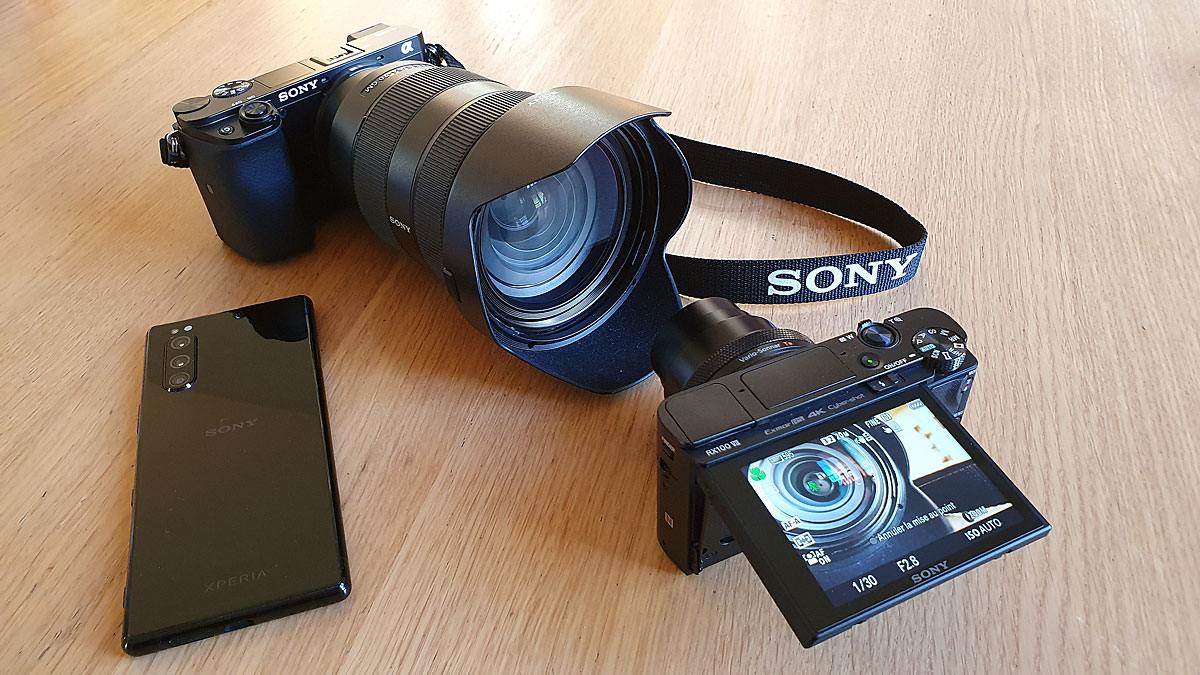 Les Sony Alpha 6100 avec un objectif Pro, le RX100 VII et l'Xperia 5. Les Sony Alpha 6100 avec un objectif Pro, le RX100 VII et l'Xperia 5.
