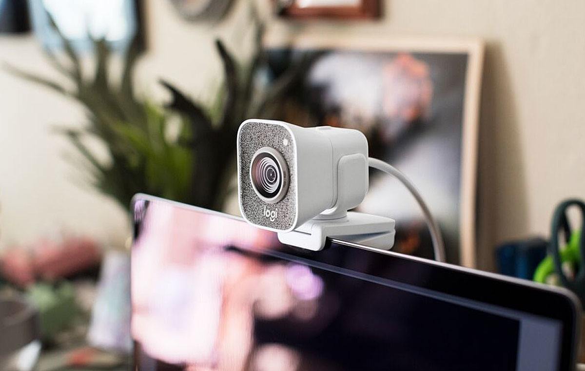 La Logi StreamCam disposée en mode portrait. La Logi StreamCam disposée en mode portrait.