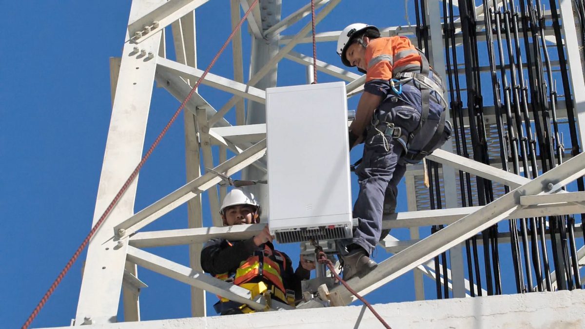 Environnement: renoncez à l’avion ou à la voiture. Pas à la 5G! Pose d'une antenne 5G Ericsson.