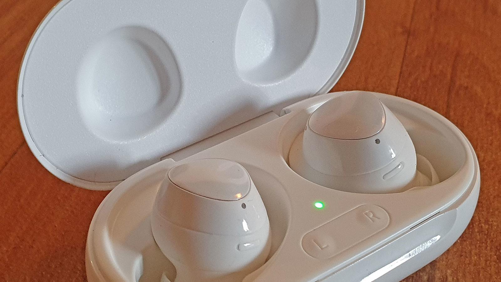 Les Samsung Galaxy Buds+ AKG dans leur écrin. Les Samsung Galaxy Buds+ AKG dans leur écrin.