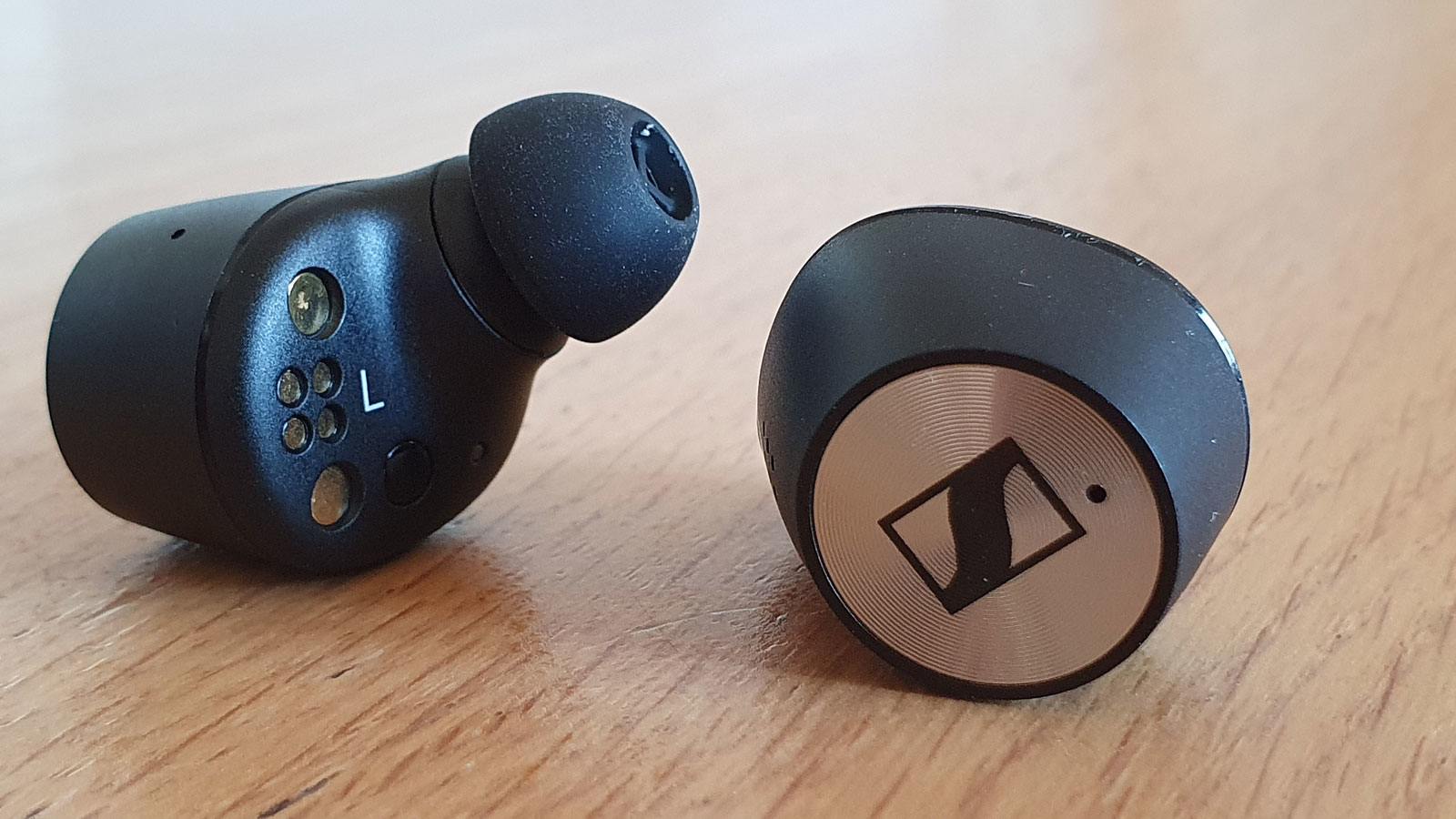 Les Sennheiser Momentum True Wireless 2 sous la loupe. Les Sennheiser Momentum True Wireless 2 sous la loupe.