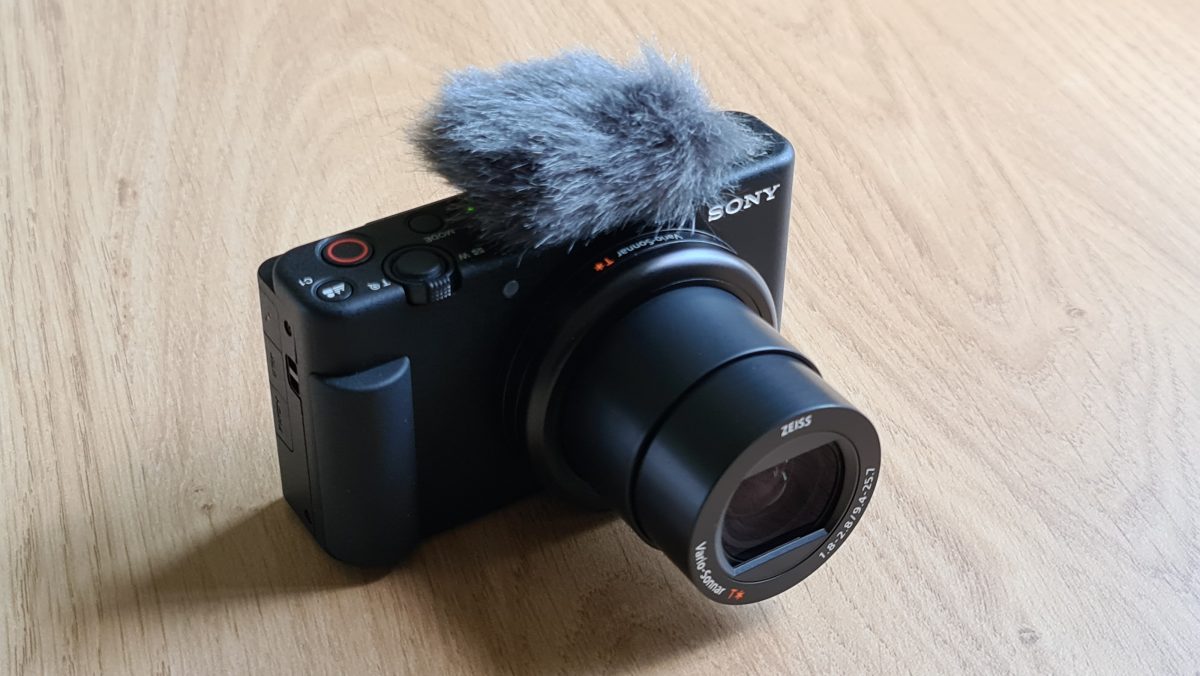 Le Sony Vlog ZV-1 et sa bonnette fournie.