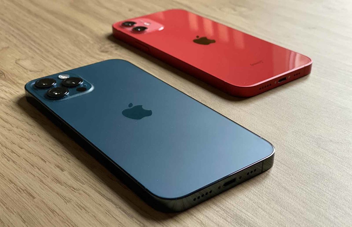 Le nouvel iPhone 12 Pro en bleu et l'édition Red de l'iPhone. Le nouvel iPhone 12 Pro en bleu et l'édition Red de l'iPhone 12.