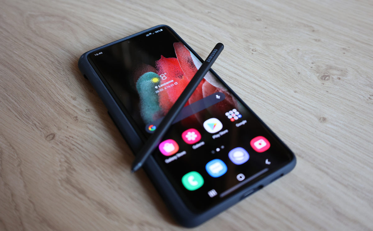 Le Samsung Galaxy S21 Ultra 5G, son S Pen et sa coque de protection en silicone. Le Samsung Galaxy S21 Ultra 5G, son S Pen et sa coque de protection en silicone.