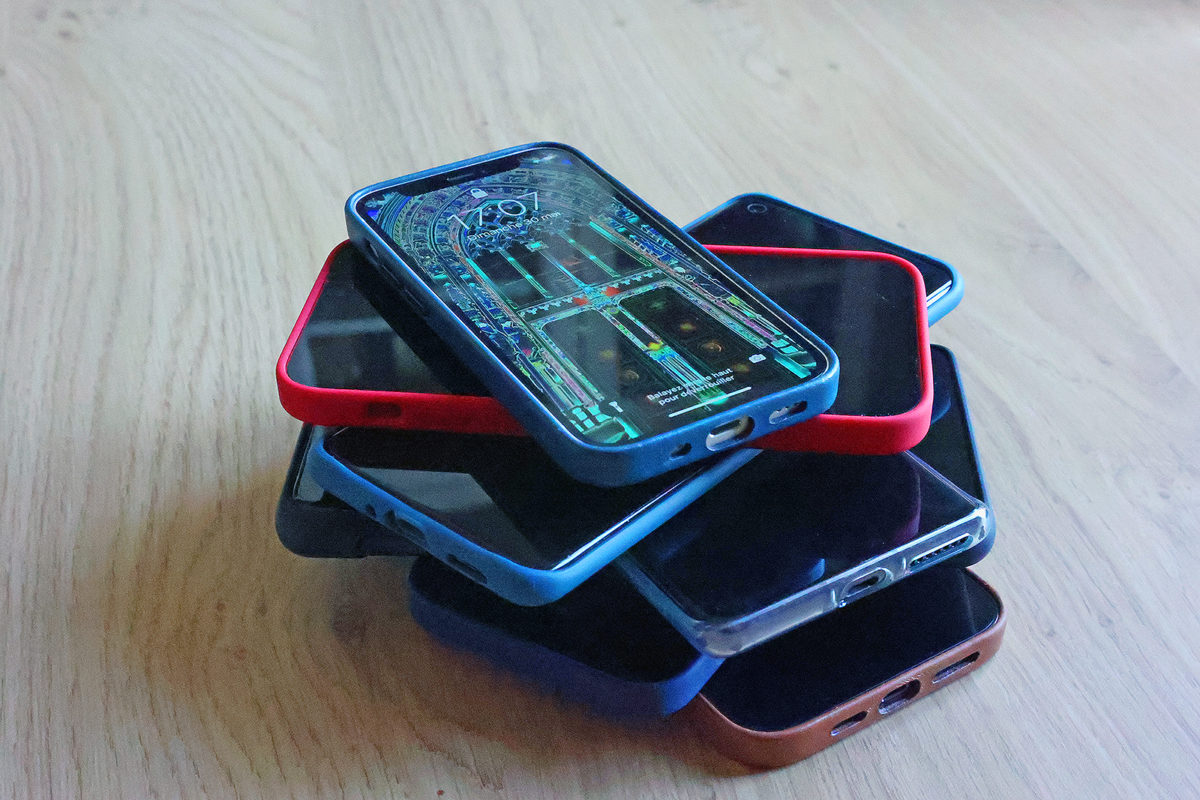 Une pile de smartphones. Une pile de smartphones.
