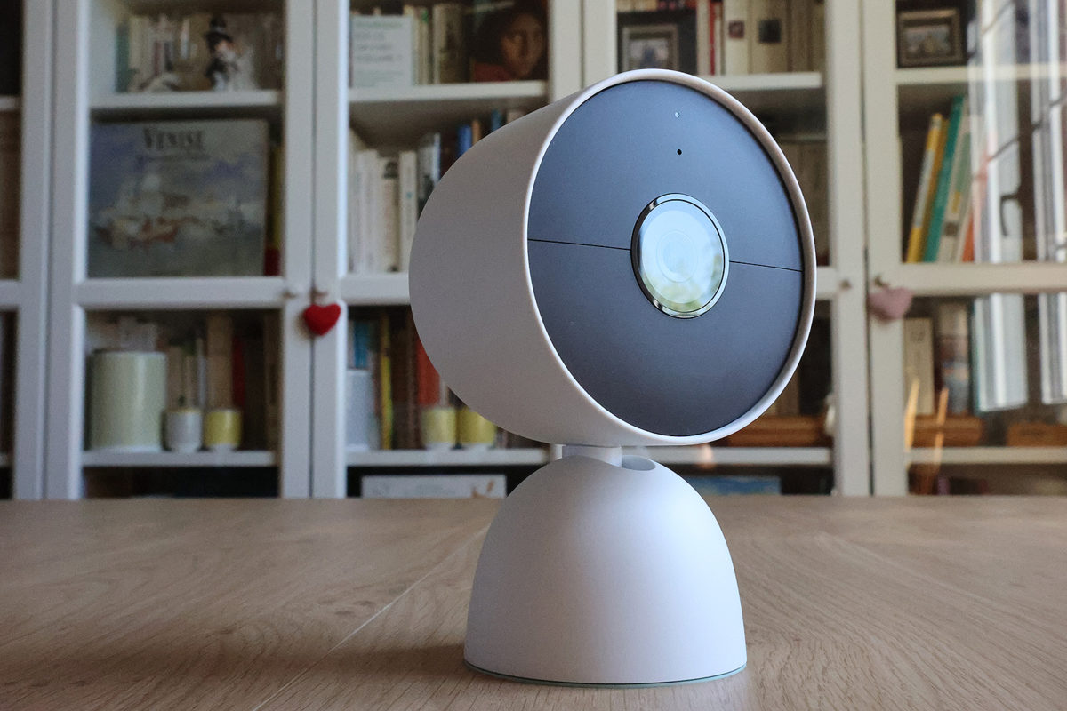 La Google Nest, avec batterie, sur son socle, en option.
