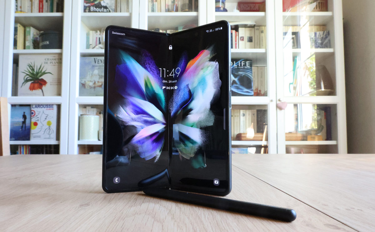 Le Samsung Galaxy Z Fold 3 et son stylet. Le Samsung Galaxy Z Fold 3 et son stylet.