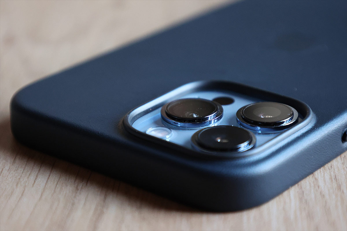 L'Apple iPhone 13 Pro Max bleu et sa coque en cuir noir. L'Apple iPhone 13 Pro Max bleu et sa coque en cuir noir.
