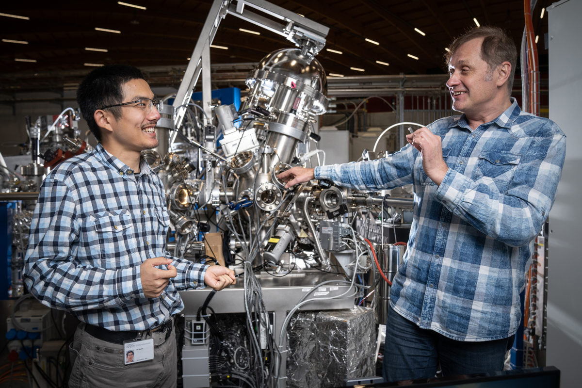 Tianlun Yu (g) et Vladimir Strocov ont mesuré sur la structure stratifiée de nitrure de gallium semi-conducteur et de nitrure de niobium supraconducteur. (Photo: Institut Paul Scherrer/Mahir Dzambegovic)