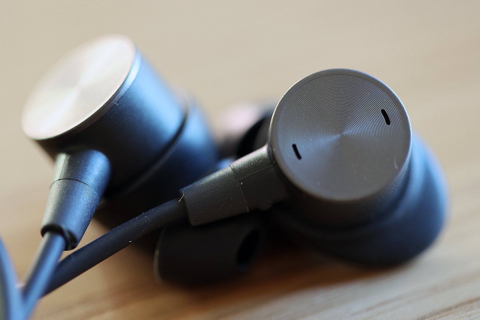Logitech Zone Wired Earbuds: design.
