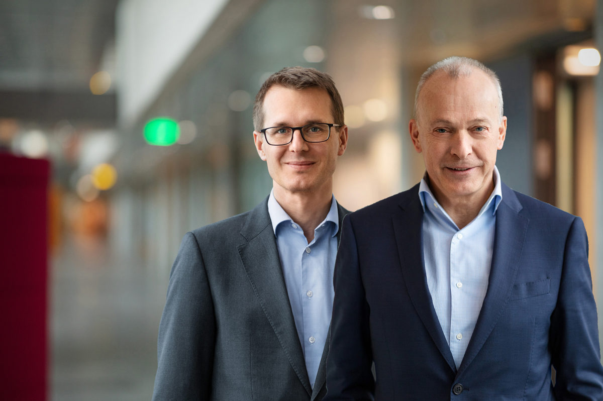 Urs Schaeppi (d.), quitte Swisscom pour laisser sa place à Christoph Aeschlimann. Urs Schaeppi (d.), quitte Swisscom pour laisser sa place à Christoph Aeschlimann.