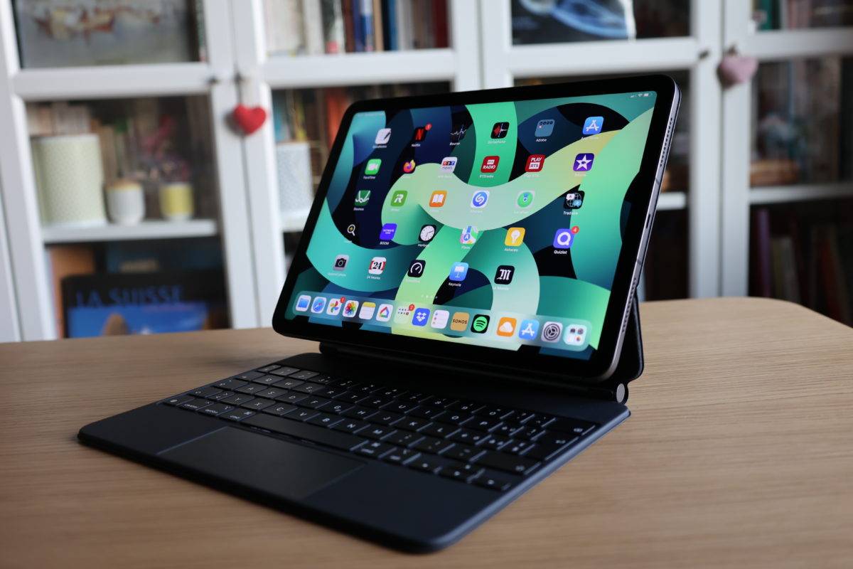Magic Keyboard et iPad Air de 5ᵉ génération. Magic Keyboard et iPad Air de 5ᵉ génération.