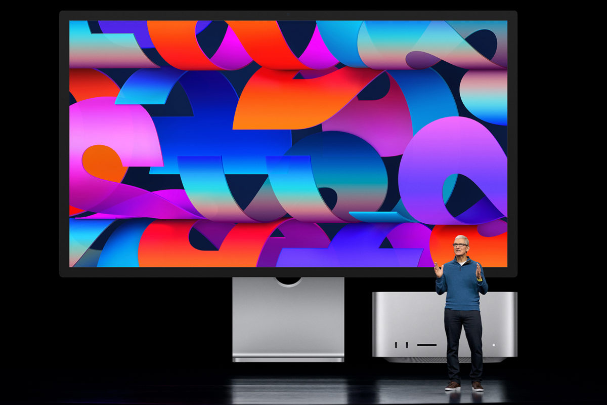 Tim Cook présente les Apple Mac Studio et Studio Display.