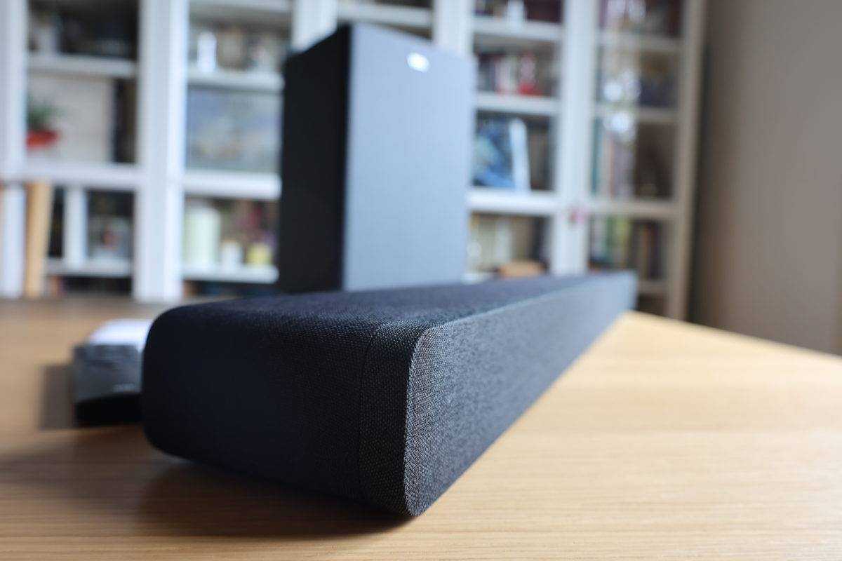 La barre de son TCL 8132 et son caisson de basse sans fil. La barre de son TCL 8132 et son caisson de basse sans fil.