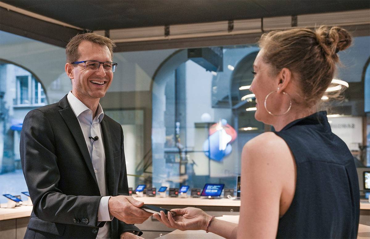 Le CEO de Swisscom Christoph Aeschlimann remercie une cliente. Le CEO de Swisscom Christoph Aeschlimann remercie une cliente.