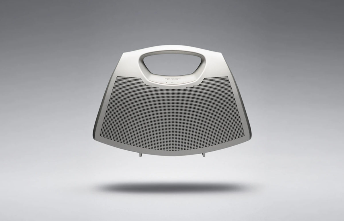 The Speaker Bag par Balenciaga et Bang & Olufsen. The Speaker Bag par Balenciaga et Bang & Olufsen.