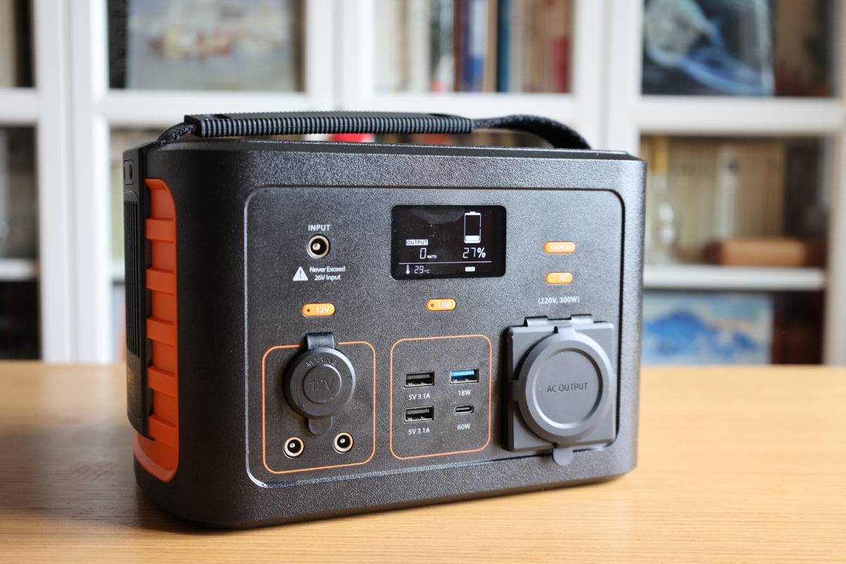 Xtorm XP300U avec ses accessoires. Xtorm XP300U: un chargeur Li-ion de 3,3kg.