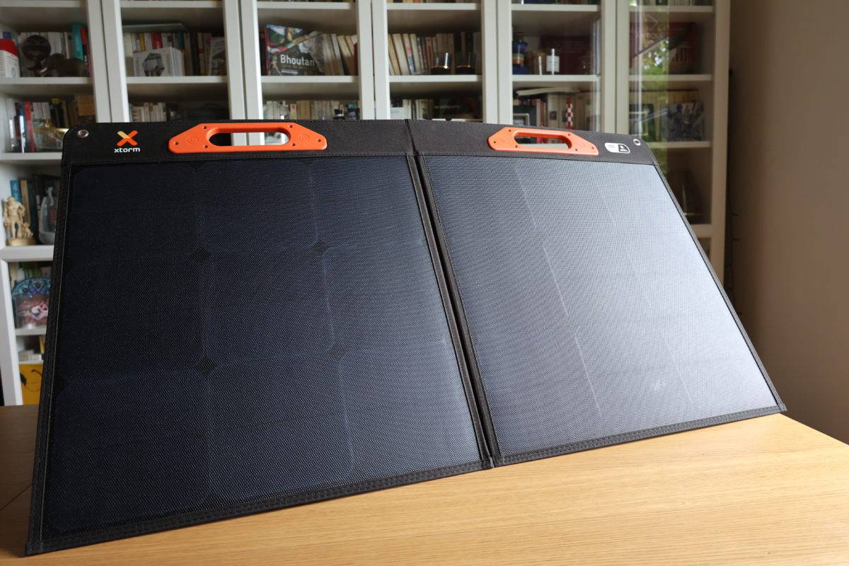 Le panneau solaire Xtorm XPS100 W déployé.