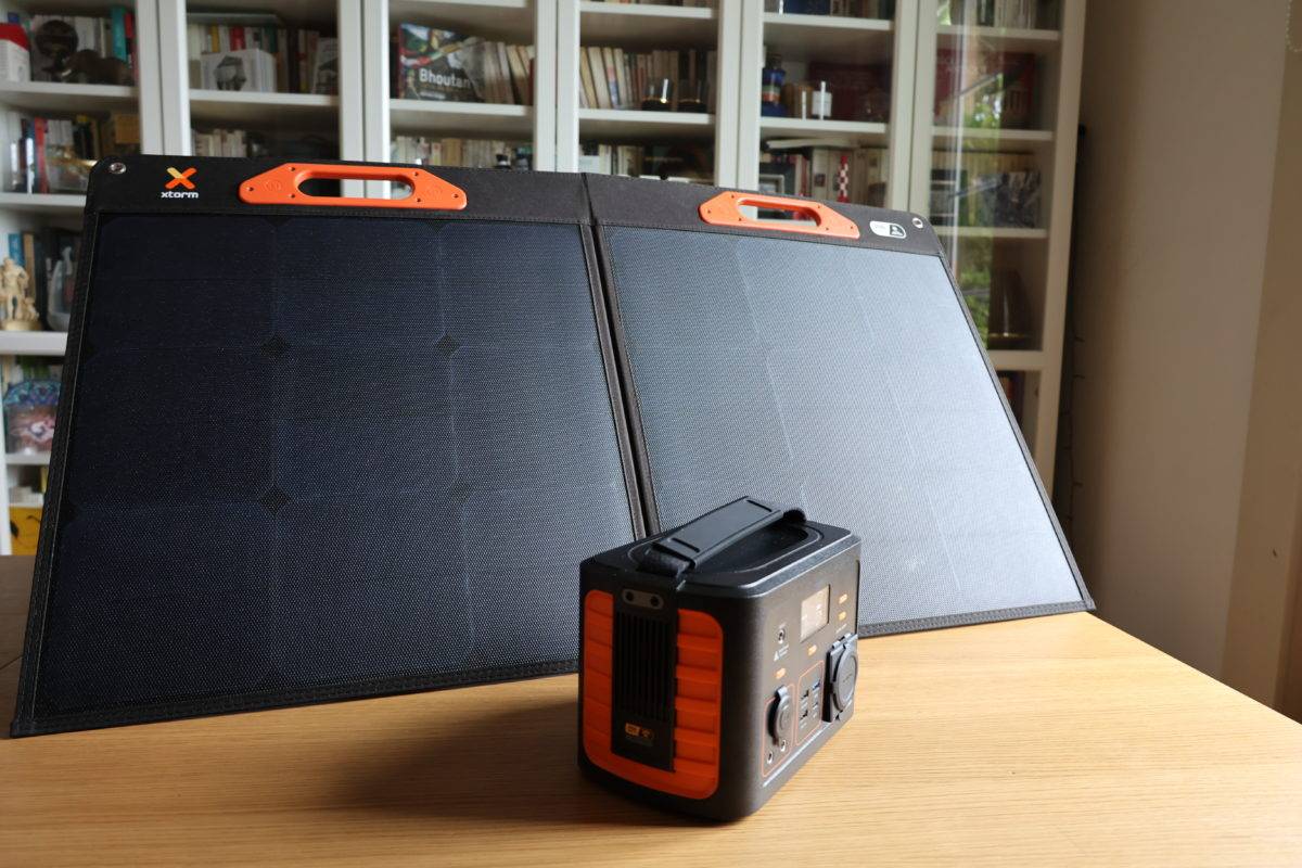 Le panneau solaire Xtorm XPS100 W avec l'accu XP 300U. Le panneau solaire Xtorm XPS100 W avec l'accu XP 300U.