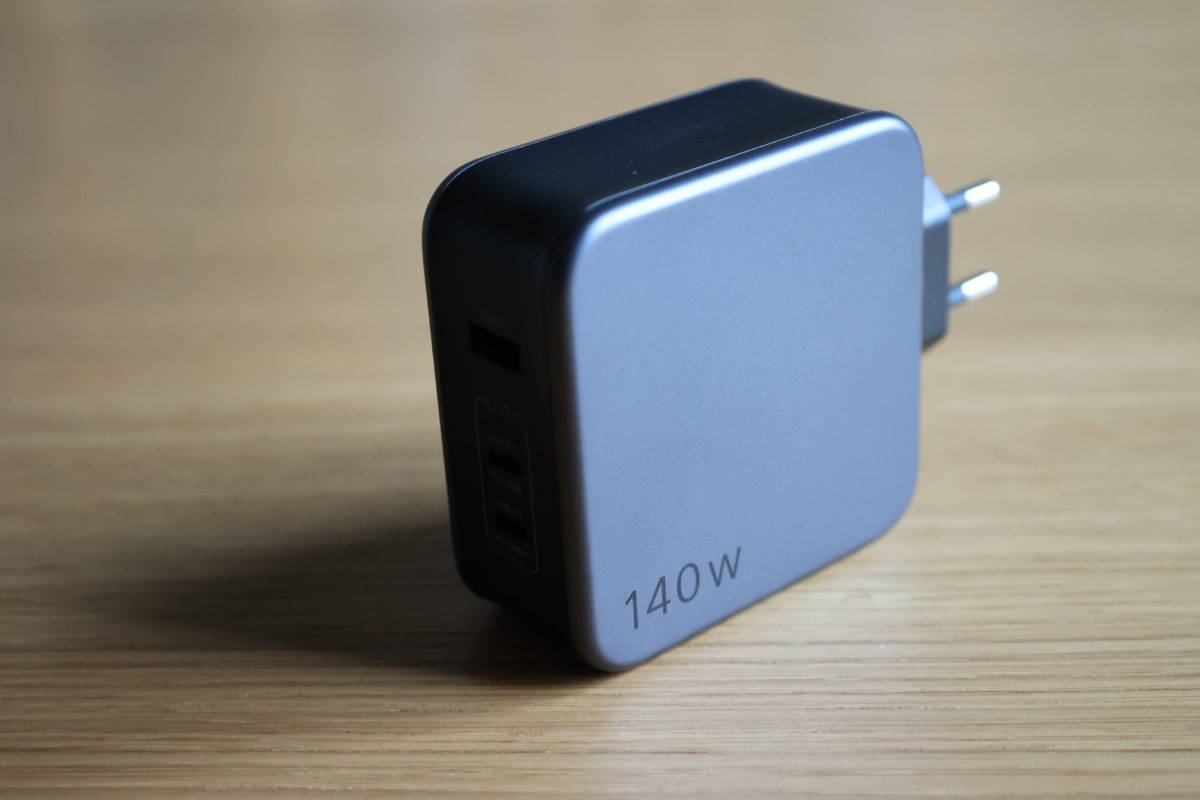 Ugreen Nexode 140W vs Ugreen GaN X 100W. Ugreen Nexode 140W: compact et robuste.