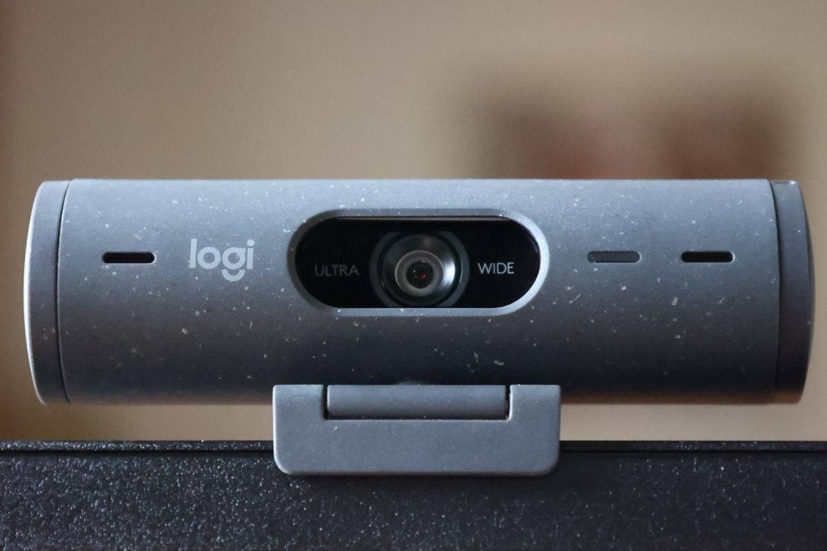 Logitech Brio 500: la scène filmée. La Logitech Brio 500 prête.