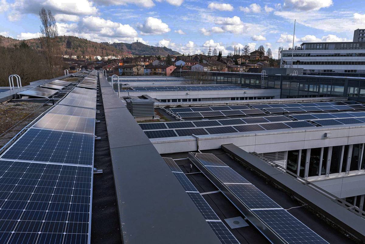 Installation photovoltaïque sur le siège principal de Swisscom à Worblaufen. Installation photovoltaïque sur le siège principal de Swisscom à Worblaufen.