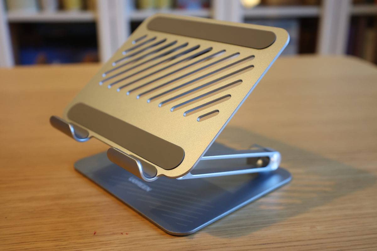 Le support pour tablettes Ugreen déployé.