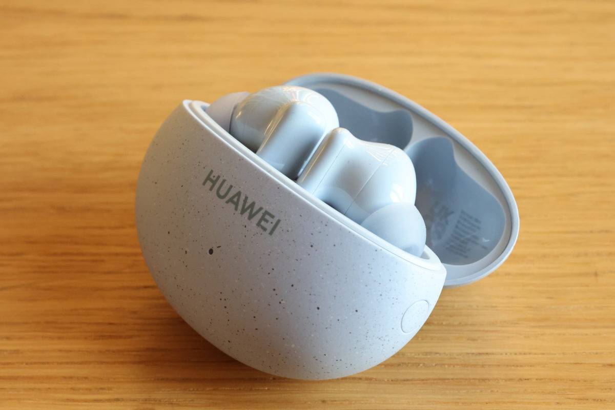 Les Huawei FreeBuds 5i dans leur étui.