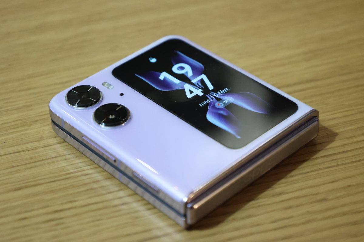 L'Oppo Find N2 Flip plié et son écran externe.