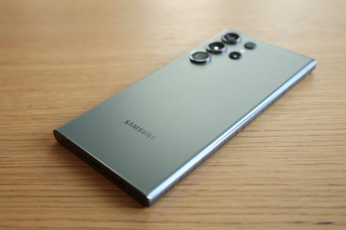 Le Samsung Galaxy S23 Ultra pour son design.