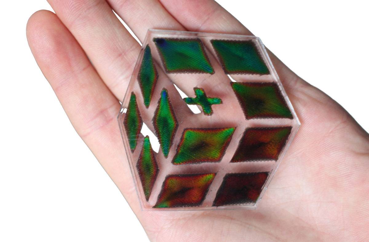 Le logo de l'Empa imprimé en 3D à partir du nouveau mélange HPC change de couleur lorsqu'il est chauffé. Image: Empa