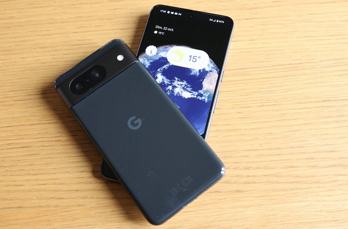 Les Pixel 8 (de dos, très brillant) et Pixel 8 Pro.