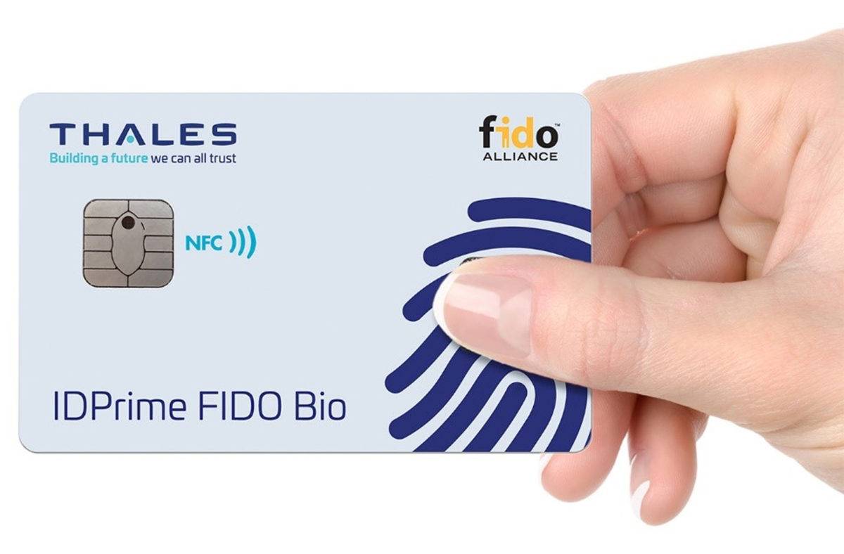 Cette carte Thales lit les empreintes digitales.