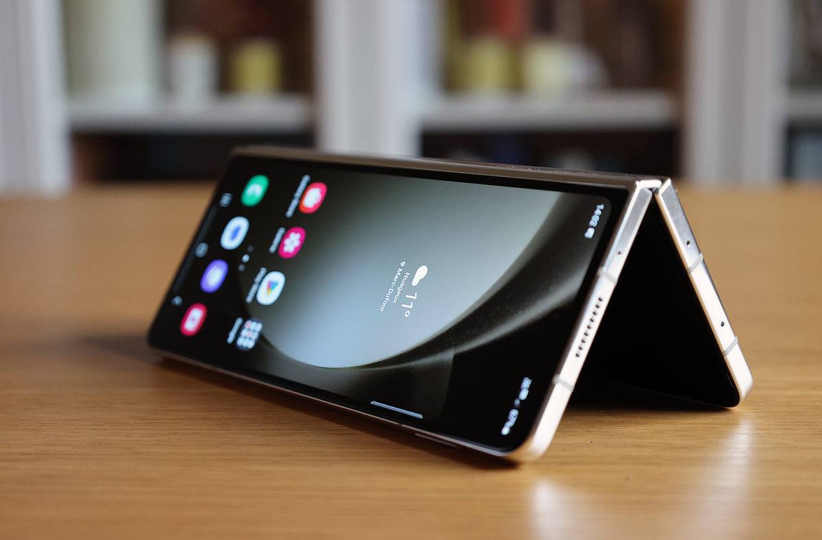 Le Samsung Galaxy Z Fold5 plié. Le Samsung Galaxy Z Fold5 plié.