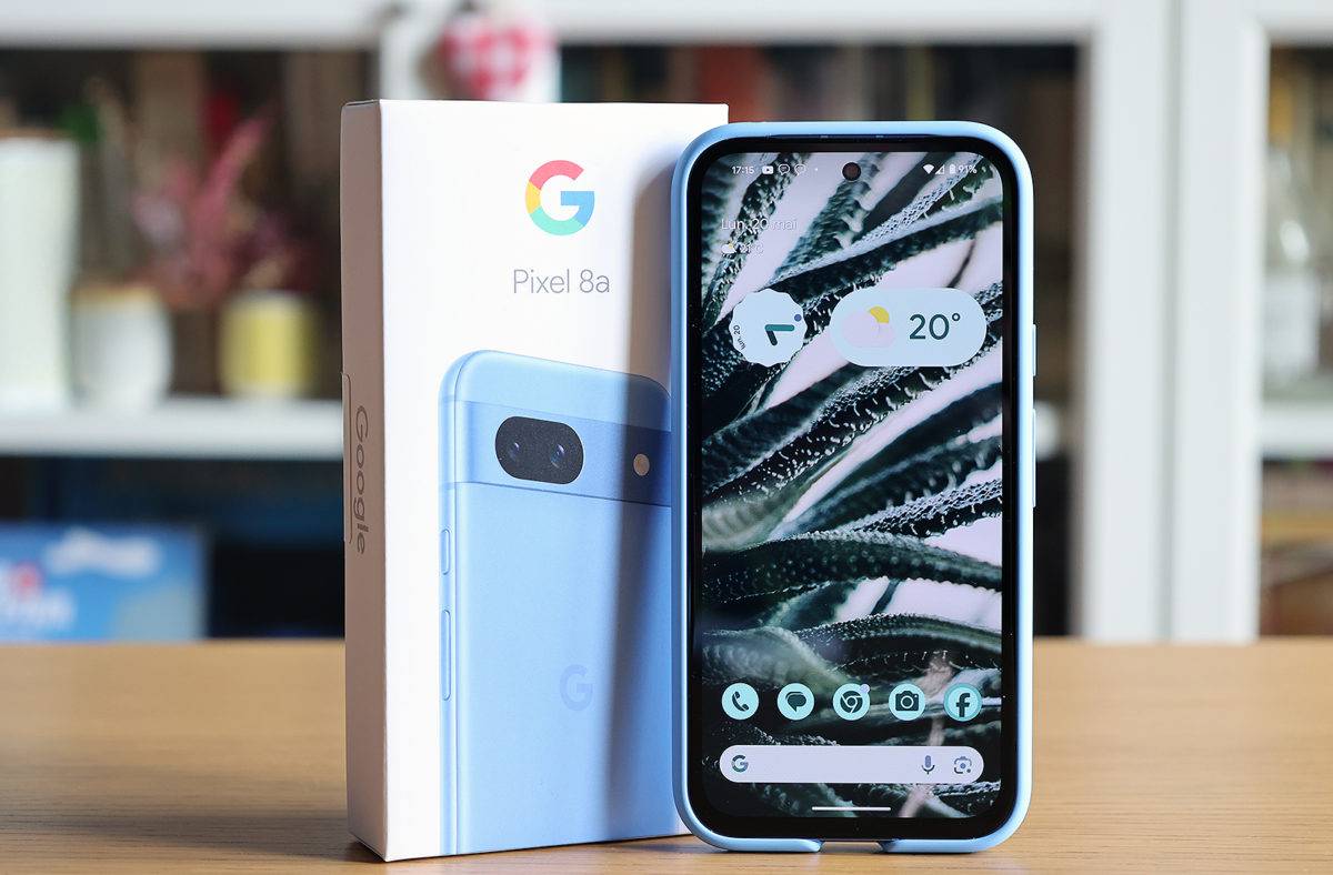 Le Google Pixel 8a devant son carton. Le Google Pixel 8a devant son carton.