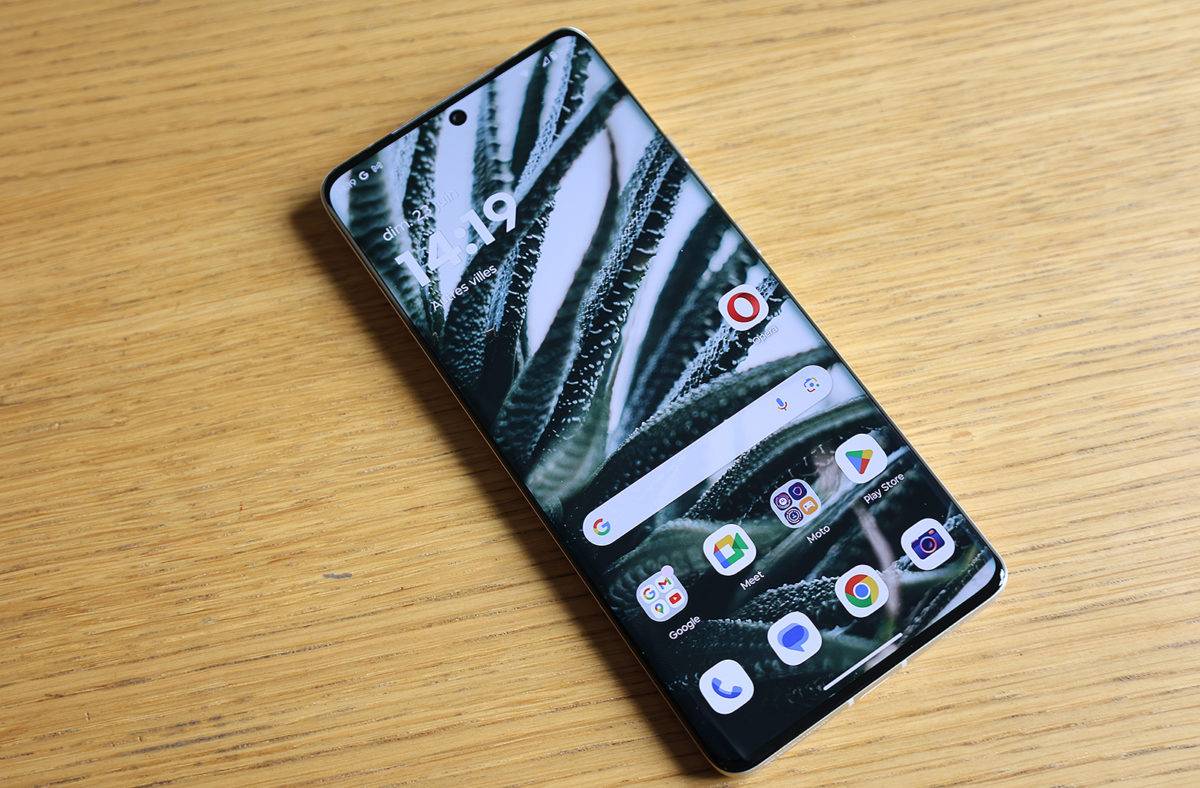 Le design Moto Edge 50 Pro. Le design Moto Edge 50 Pro.
