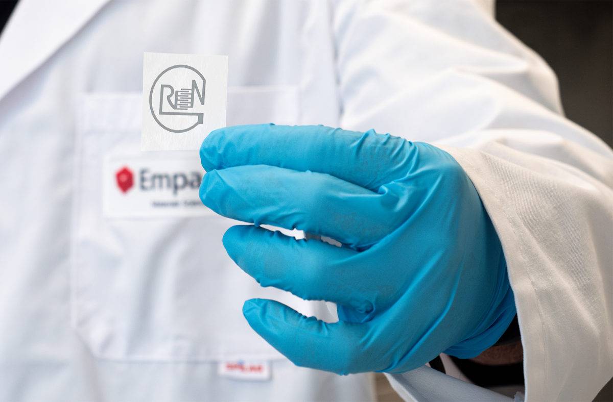 L'étiquette biodégradable est aussi fine qu.'une feuille de papier