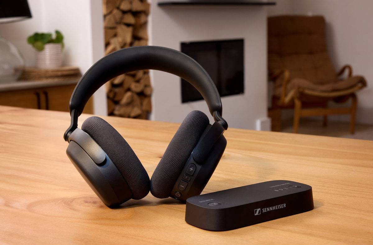 Le Sennheiser RS275 avec son émetteur Auracast. Le Sennheiser RS275 avec son émetteur Auracast.