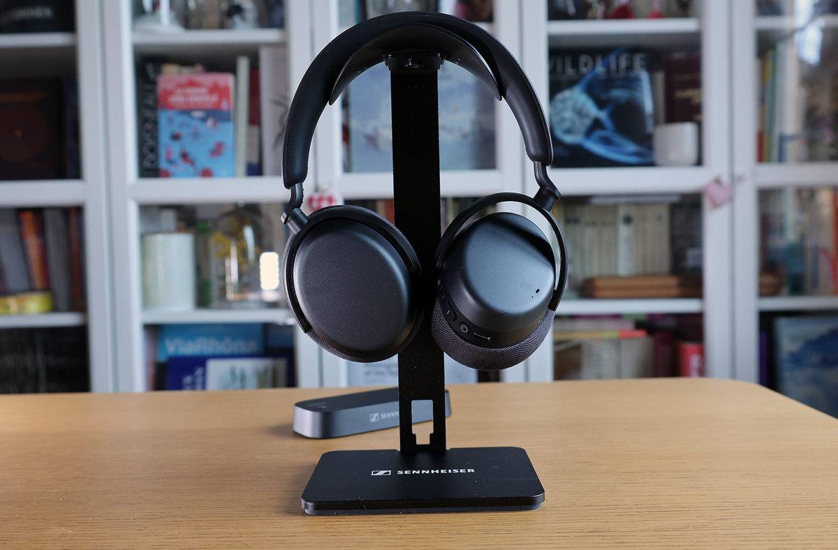 Le casque TV Sennheiser RS 275 sur son support avec le transmetteur. Le casque TV Sennheiser RS 275 sur son support avec le transmetteur.