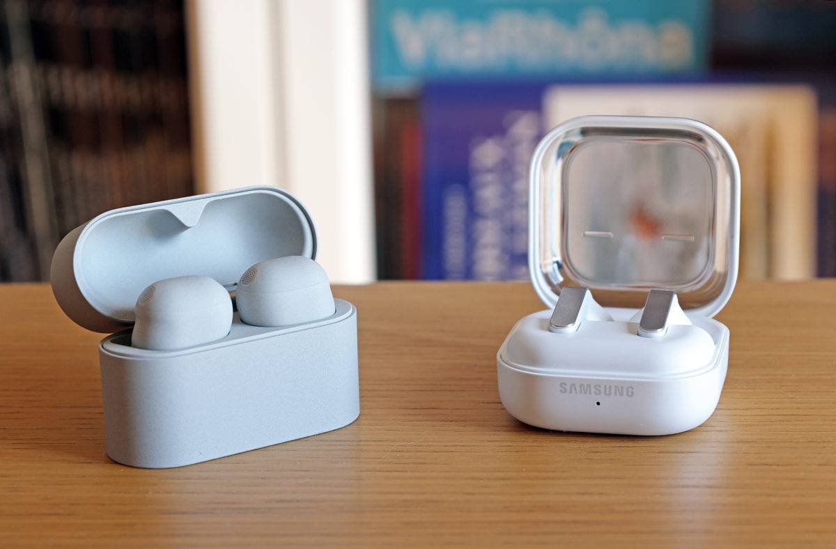 Sony WF-1000XM6 (g.) vs Samsung Galaxy Buds4 Pro.